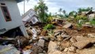 بعد 40 ساعة من الزلزال.. انتشال طفل من تحت أنقاض منزل إندونيسي