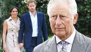الملك تشارلز الثالث وفي الخلفية هاري وميجان