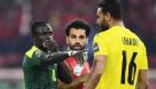 "سوء حظ غريب"..صديق محمد صلاح يعلق على غياب ماني عن كأس العالم