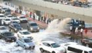 أمطار جدة.. طوارئ وتعطيل للدراسة وإلغاء رحلات طيران 