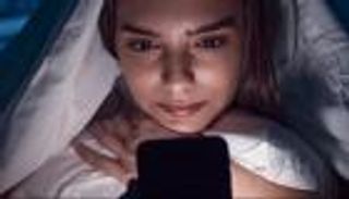 السهر لقراءة الأخبار السيئة على الهاتف.. عادة قد تفقدك عقلك