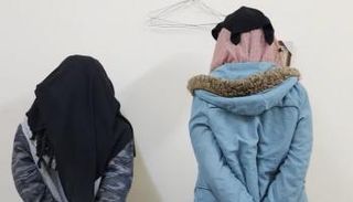 المتهمتان بعد ضبطهما