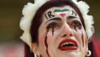 كأس العالم.. إيران "تنزف" و"مهسا" تحضر في المدرجات