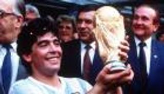 مارادونا في كأس العالم.. من الطرد حتى البكاء فوق منصة البطل