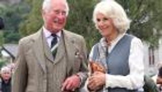 ويندسور تتهيأ للكريسماس.. وتشارلز فى "مزاج" احتفالي