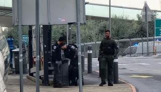 عناصر الشرطة الإسرائيلية بموقع القنبلة