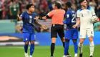 تصرف غريب.. لاعب أمريكا يحرج مصورا في مباراة إنجلترا (فيديو)