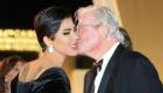 شمس الكويتية وحسين فهمي.. قبلة تثير الجدل وتشعل مواقع التواصل