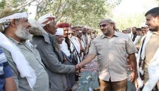 العميد طارق صالح خلال لقاء مشائخ ذوباب وباب المندب