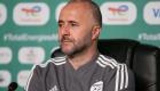 عكس أقرانه.. كيف دافع أسطورة الجزائر عن بلماضي؟