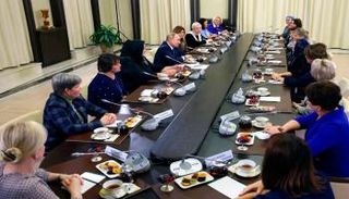 جانب من لقاء الرئيس فلاديمير بوتين بأمهات جنود قتلوا بأوكرانيا