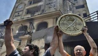 جانب من حرق المقر الرئيسي لتنظيم الإخوان في مصر - أرشيفية