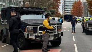 عناصر الأمن أمام مقر القناة