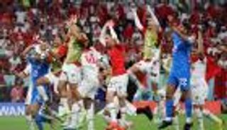 لقطة اليوم في المونديال.. قبلة والدة حكيمي تزين احتفالات منتخب المغرب