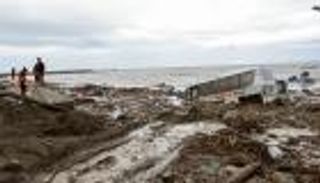 طوارئ في جزيرة إيشيا الإيطالية.. عاصفة وانهيارات أرضية (صور)