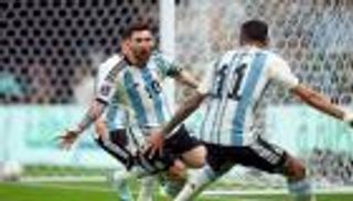 تحول إلى مطرب.. ميسي ينفجر بعد أول فوز في كأس العالم 2022 (فيديو)