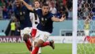بدون كرة.. مبابي يصنع أغرب مراوغة في كأس العالم 2022 (فيديو)