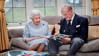 الملكة إليزابيث الثانية وزوجها الأمير فيليب قبل رحيلهما