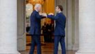 ماكرون يطير لواشنطن.. زيارة شتوية نادرة تحمل مخاوف أوروبا