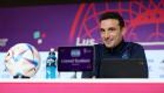 "الشمس تشرق دائما".. سكالوني يكشف سر بكائه بعد فوز الأرجنتين