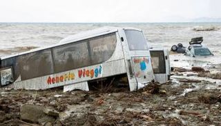 آثار الانهيار الأرضي في جزيرة إيشيا الإيطالية