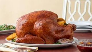 الديك الرومي مع صلصة التوت البري وجبة أساسية في أعياد الشكر