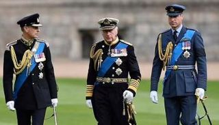 العاهل البريطاني ونجله الأمير ويليام وشقيقه إدوارد