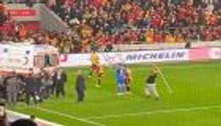 نقل إلى المستشفى.. كواليس اعتداء مروع على حارس مرمى تركي (فيديو)