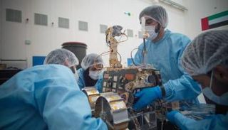 مهندسون إماراتيون أثناء العمل على المستكشف راشد