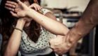 فيديو لمصري يعتدي على طليقته بسكين يشعل السوشيال ميديا