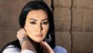 ميرهان حسين تضطر لاستخدام عكاز (صورة)