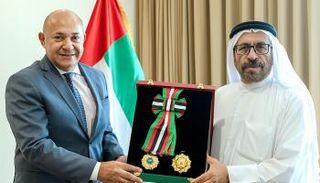 الوزير خليفة شاهين المرر، يسلم السفير البديوي الوسام