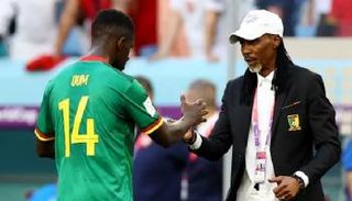 أوم جوات لاعب منتخب الكاميرون ومدربه سونج