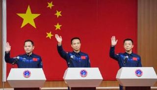 رواد الفضاء الثلاثة