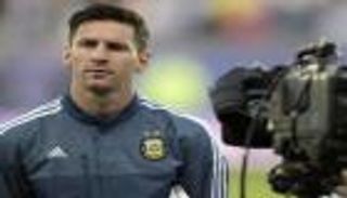 رغم إهانة القميص.. قائد المكسيك يحمي ميسي من تهديدات ملاكم شهير