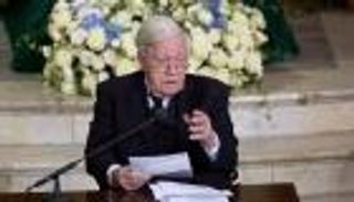 "اليمين المتطرف" بألمانيا يعيد شميدت لواجهة السياسة