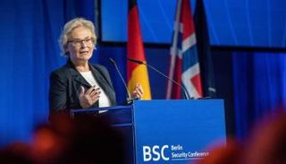 وزيرة الدفاع الألمانية تتحدث أمام المؤتمر