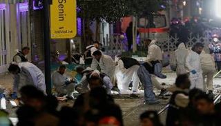 رجال الشرطة في مكان انفجار شارع الاستقلال بإسطنبول