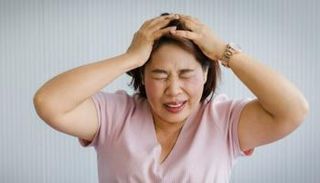 سيدة تعاني من ألم السكتة الدماغية - أرشيفية