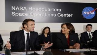 ماكرون متحدثا لهاريس في مقر ناسا - الفرنسية