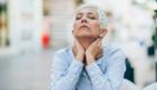 انقطاع الطمث.. طريقة مواجهة المتاعب الجسدية والنفسية