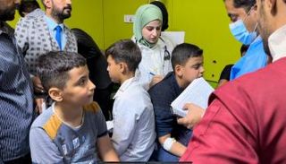 تلاميذ مصابون خلال تلقيهم العلاج