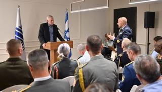 جانتس خلال الإيجاز أماما ملحقي الدفاع