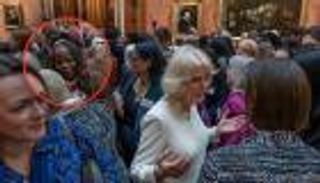 استقالة أحد كبار مساعدي الملكة إليزابيث بعد "تصرف عنصري"