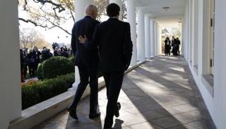 الرئيس الفرنسي وزوجته في البيت الأبيض