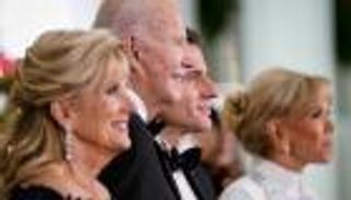 ماكرون يعيد بايدن إلى أيام البيت الأبيض السعيدة