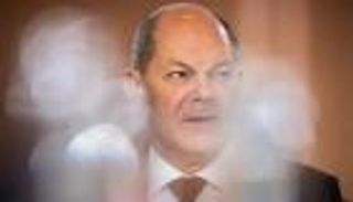 من ينظف ملابس شولتز؟ وظيفة تعكس مخاوف سياسية