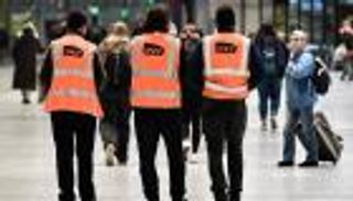 شلل بمحطات القطارات في فرنسا.. إضراب المراقبين بدأ (صور)