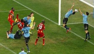 لويس سواريز يمنع هدفًا غانيًا