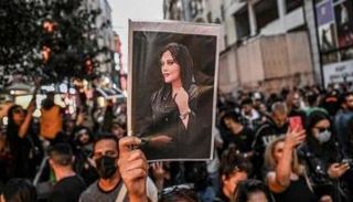 صورة مهسا أميني مرفوعة في مسيرة احتجاجية - أرشيفية